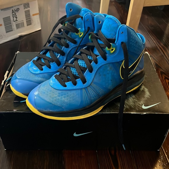 Lebron 8 v/2 Nike sneakers - Picture 1 of 5